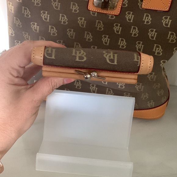 DOONEY & BOURKE Cabriolet Monogram Tote & Matching Kiss Lock Wallet - Picture 11 of 15